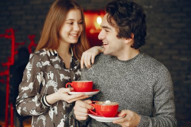 Hoş bir çift bir kafede vakit