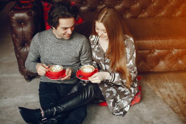 Hoş bir çift bir kafede vakit