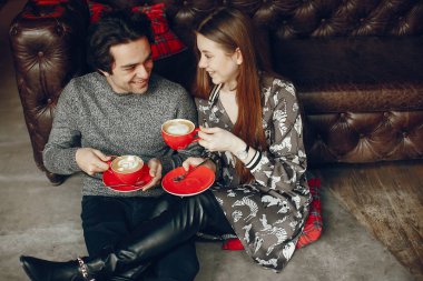 Hoş bir çift bir kafede vakit