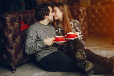 Hoş bir çift bir kafede vakit