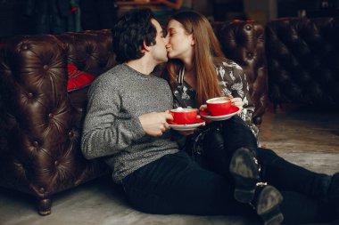 Hoş bir çift bir kafede vakit