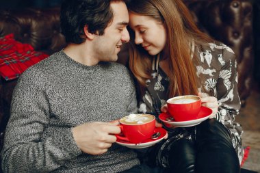 Hoş bir çift bir kafede vakit