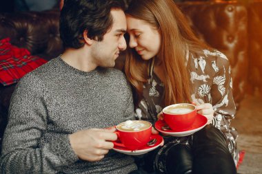 Hoş bir çift bir kafede vakit