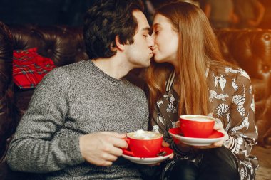 Hoş bir çift bir kafede vakit
