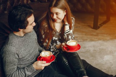 Hoş bir çift bir kafede vakit