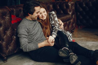 Hoş bir çift bir kafede vakit