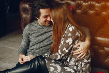 Hoş bir çift bir kafede vakit