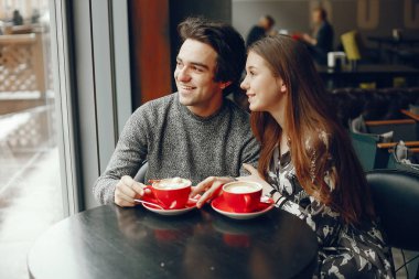 Hoş bir çift bir kafede vakit