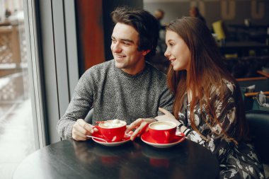 Hoş bir çift bir kafede vakit