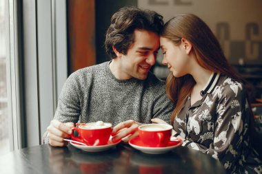 Hoş bir çift bir kafede vakit