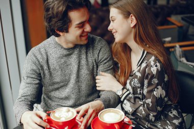 Hoş bir çift bir kafede vakit