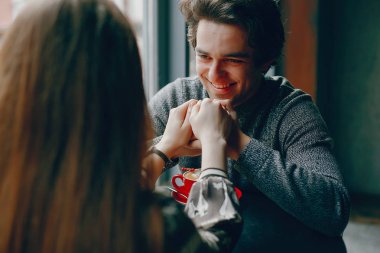 Hoş bir çift bir kafede vakit