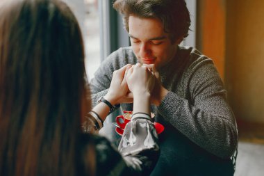 Hoş bir çift bir kafede vakit