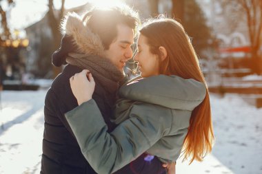 Sevgili çift kış parkında yürüyor.