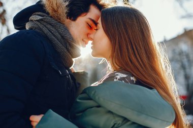 Sevgili çift kış parkında yürüyor.