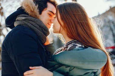 Sevgili çift kış parkında yürüyor.