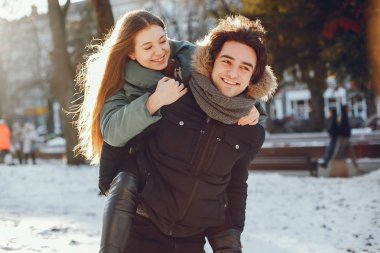 Sevgili çift kış parkında yürüyor.
