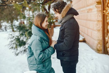 Sevgi dolu çift ayakta bir kış parkta