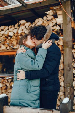 Sevgi dolu çift ayakta bir kış parkta