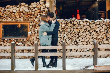 Sevgi dolu çift ayakta bir kış parkta