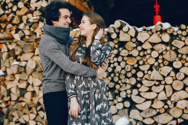 Sevgi dolu çift ayakta bir kış parkta