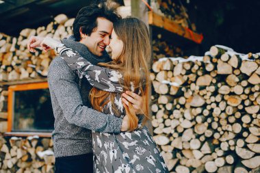 Sevgi dolu çift ayakta bir kış parkta