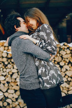 Sevgi dolu çift ayakta bir kış parkta