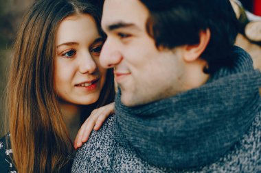 Sevgi dolu çift ayakta bir kış parkta