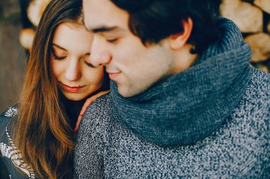 Sevgi dolu çift ayakta bir kış parkta