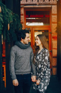 Şirin ve sevgi dolu bir çift bir kış City