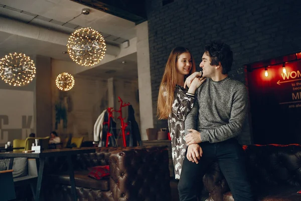 Söta par tillbringar tid på ett café — Stockfoto