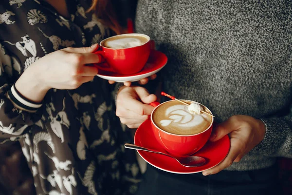 Nettes Paar verbringt Zeit in einem Café — Stockfoto