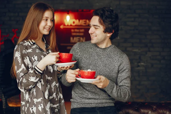 Nettes Paar verbringt Zeit in einem Café — Stockfoto