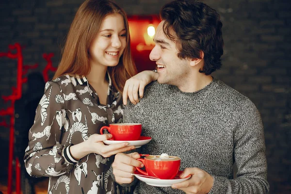 Hoş bir çift bir kafede vakit