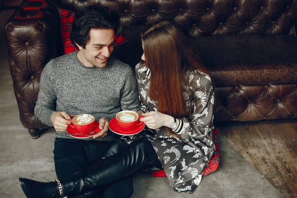 Couple mignon passer du temps dans un café — Photo