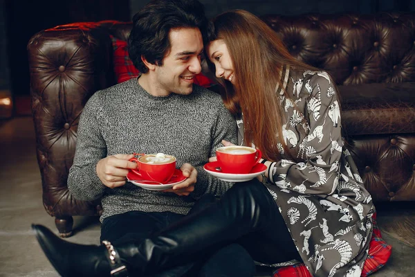 Hoş bir çift bir kafede vakit