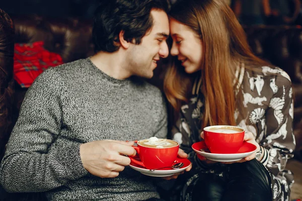 Мила пара проводити час в кафе — стокове фото