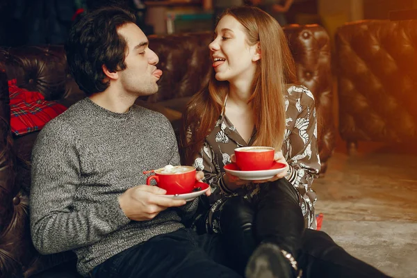 Nettes Paar verbringt Zeit in einem Café — Stockfoto