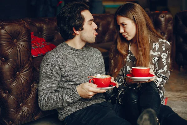 Nettes Paar verbringt Zeit in einem Café — Stockfoto