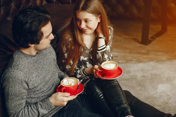 Hoş bir çift bir kafede vakit