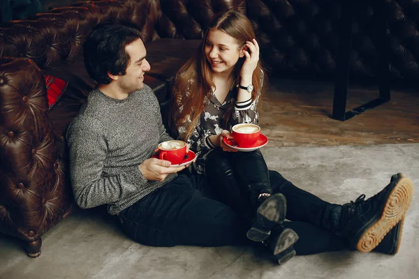 Linda pareja pasar tiempo en un café — Foto de Stock