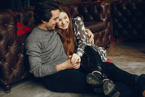 Hoş bir çift bir kafede vakit