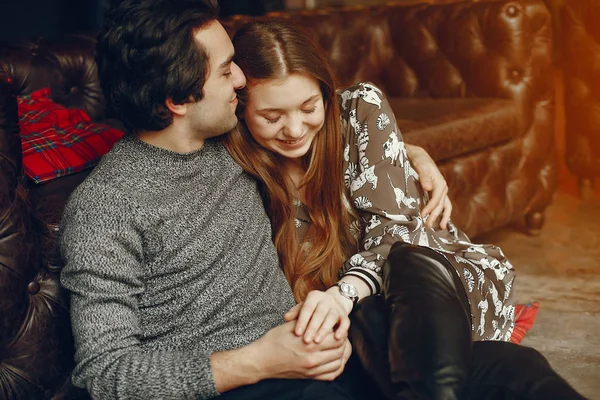 Couple mignon passer du temps dans un café — Photo