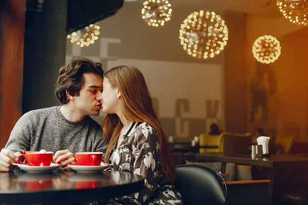 Söta par tillbringar tid på ett café — Stockfoto