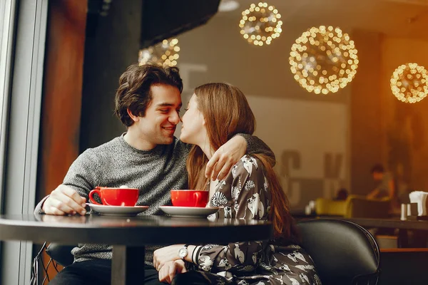 かわいいカップルがカフェで時間を過ごす — ストック写真