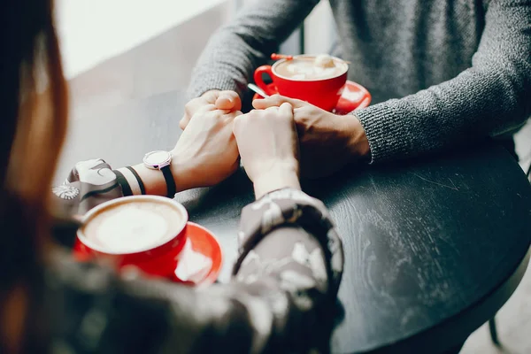 Nettes Paar verbringt Zeit in einem Café — Stockfoto