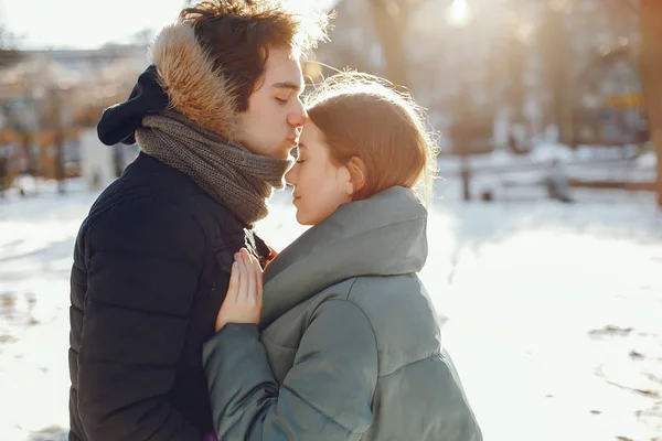冬の公園を歩くカップルを愛する — ストック写真