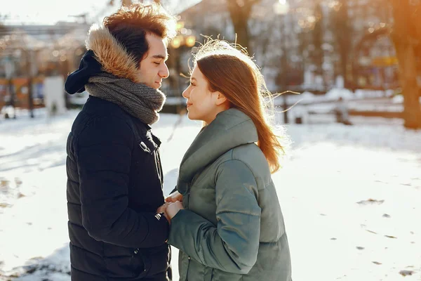 Iubitor cuplu de mers pe jos într-un parc de iarnă — Fotografie, imagine de stoc