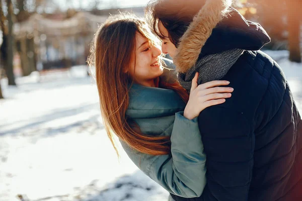 Любящая пара, гуляющая в зимнем парке — стоковое фото