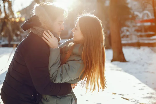 Casal amoroso andando em um parque de inverno — Fotografia de Stock